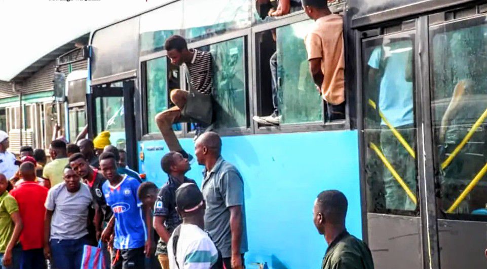 Mwendokasi Abiria Washukia Madirishani, Polisi Walikamata kwa Kujaza
