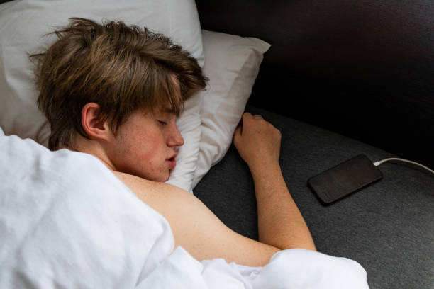 Hatari ya Kulala na Simu Kitandani Huku Ukiichaji