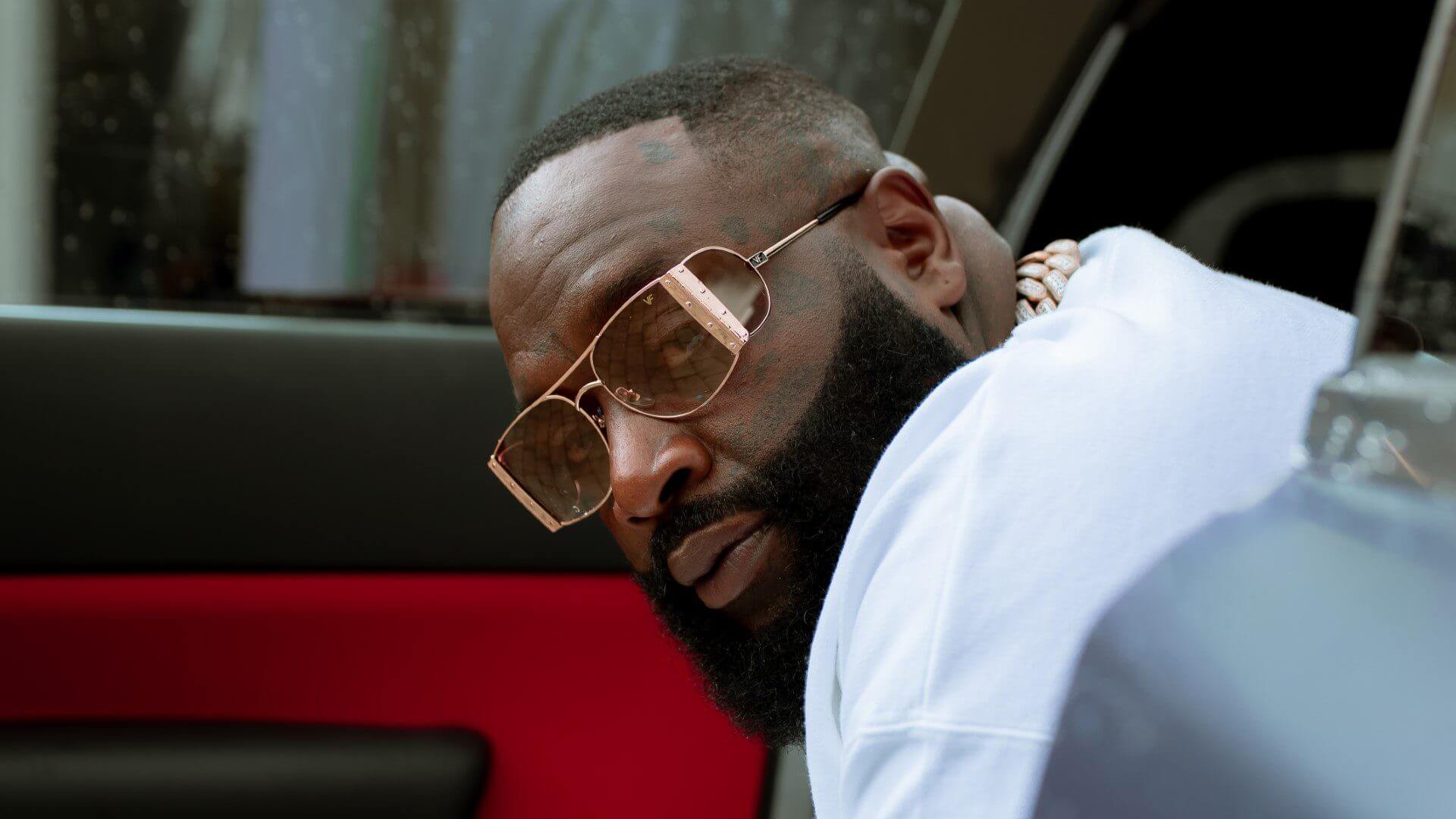 Rick Ross Ageuza Ukumbi wa Sherehe Sehemu ya Kupaki Ndege Yake