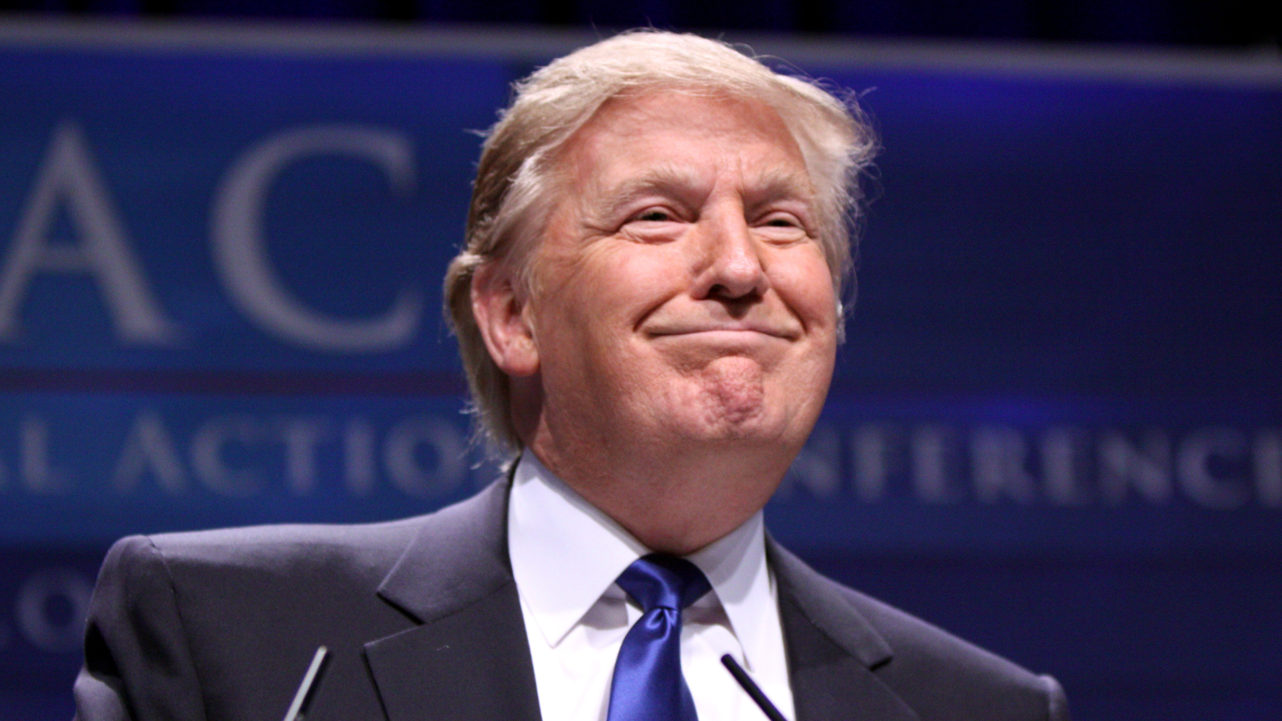 Trump Amuonyesha Mtu Kidole cha Kati Akijibu Kejeli Kiwandani