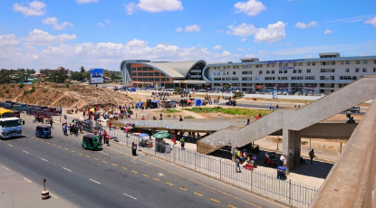 Binti Mwenye Kichanga Azimiwa Simu Baada ya Kufika Dar es Salaam